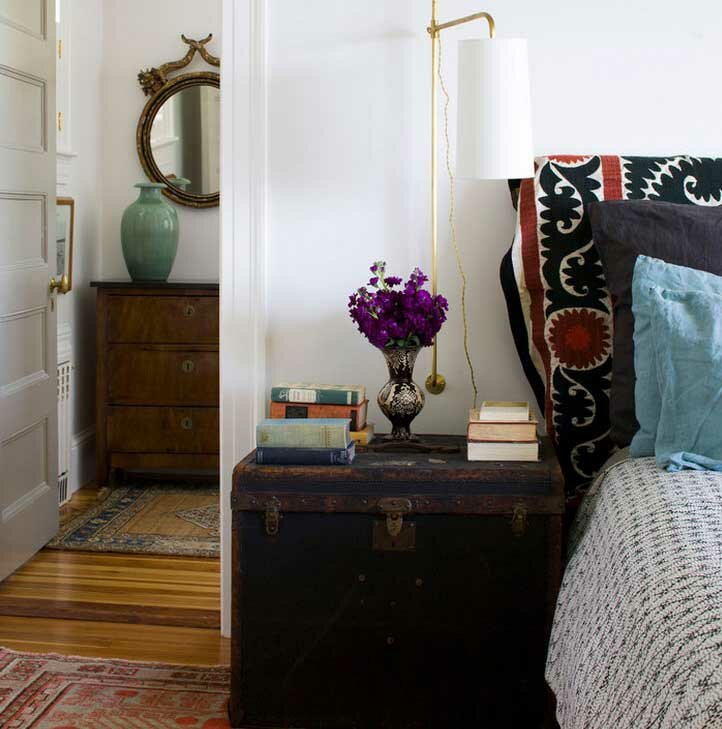 Get Inspired - Chests & Trunks Interior Ideas ⋆ Chests & Trunks Vintage trunk used as bedside table - Get Inspired - Chests & Trunks Interior Ideas ⋆ Chests & Trunks